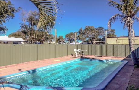 Kui Parks, Outback Oasis Caravan Park, Carnarvon, Pool
